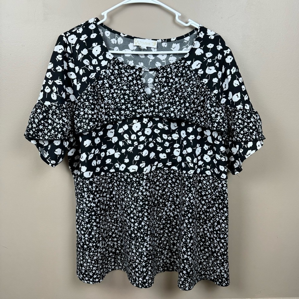 Weekend by Suzanne Betro Black & White Floral Notched Blouse